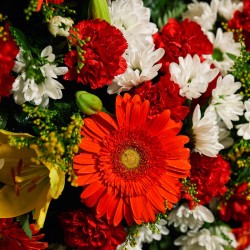 Corona de Flores MC-104. Envío urgente de coronas de flores a tanatorios en Madrid.