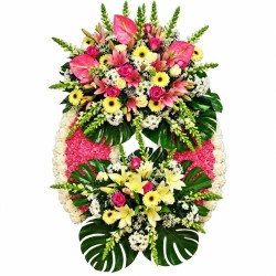 Corona de flores rosas con detalles amarillos "Cuidado" MC18